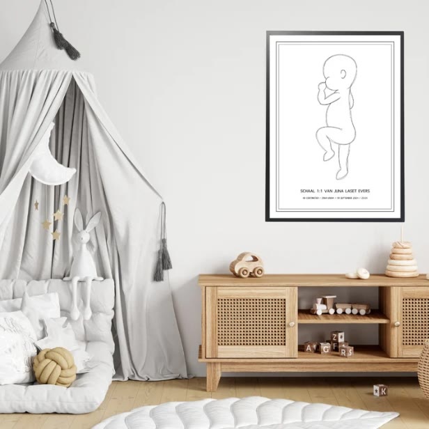 Geboorteposter op schaal in een babykamer